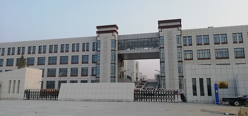 鄂爾多斯市蒙古族學(xué)校電教室電腦桌，安裝升降屏風(fēng)桌