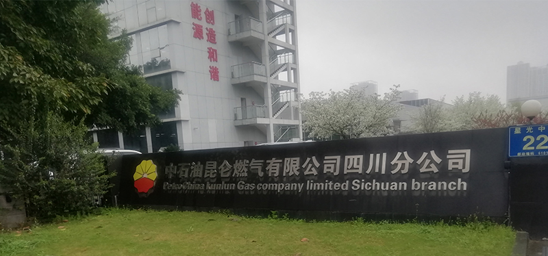 中石油燃?xì)馀嘤?xùn)基地安裝升降屏風(fēng)電腦桌，翻轉(zhuǎn)電腦桌