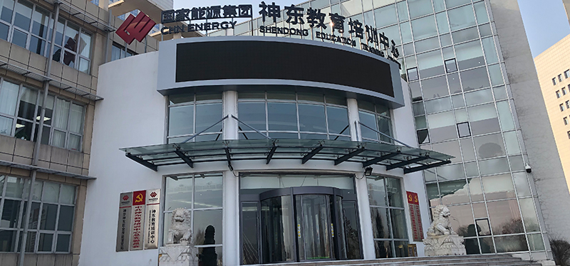 陜西榆林神東教培中心安裝升降屏風(fēng)電腦桌，實現(xiàn)一室多用